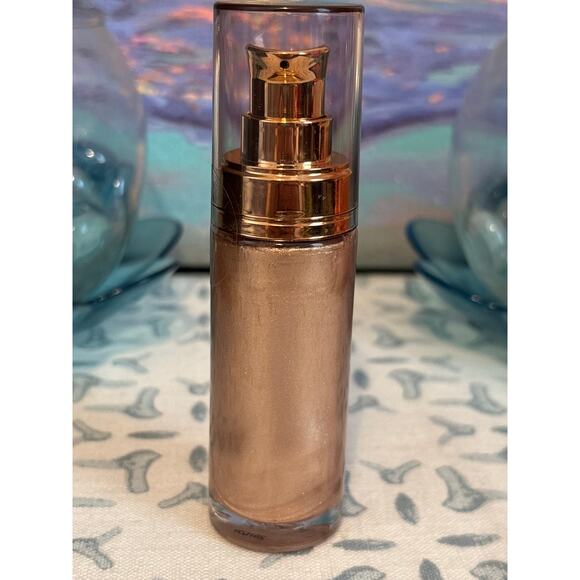 Eloise Get Gleaming Body Glow Illuminator in Champagne Rich - Picture 2 of 4